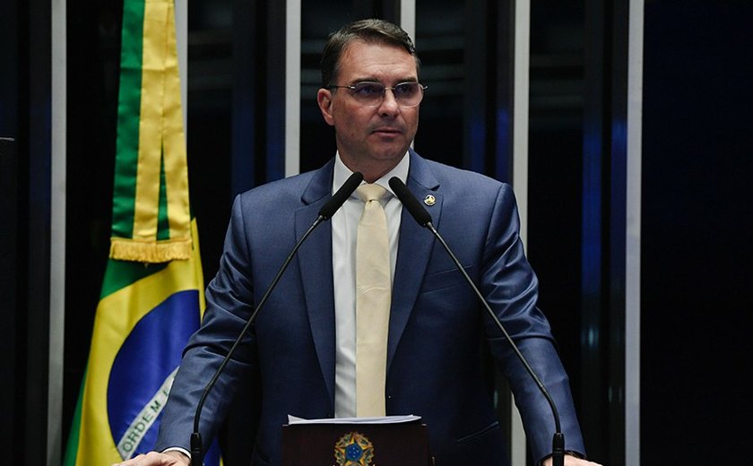 Flávio Bolsonaro pede impeachment de Moraes, e ex-presidente chama ministro do STF de 'obcecado'