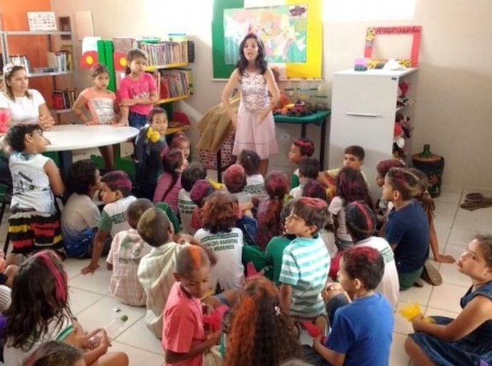 Crianças redescobrem brincadeiras tradicionais na Biblioteca Arapiraquinha