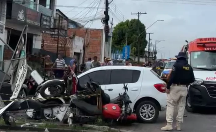 Carro desgovernado invadiu calçada, atingiu veículos e derrubou poste na BR-101, em Rio Largo