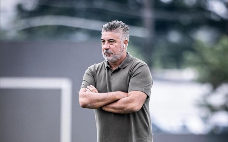 Gallo diz que oscilação é normal e elogia elenco do Santos na Série B