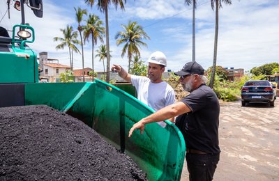 Vice-prefeito e titular da Seminfra vistoria obras de pavimentação e drenagem em Riacho Doce
