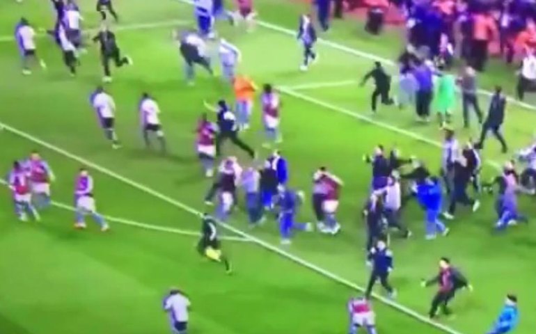 Partida da quinta divisão na Inglaterra termina com invasão, agressão e árbitro atingido por sinalizador; vídeo