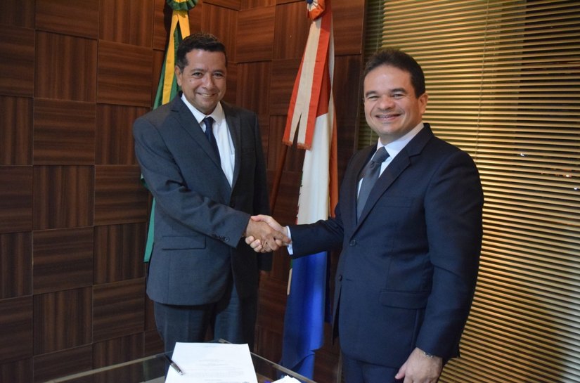 Presidente empossa Luiz Carlos como Diretor Administrativo da ALE