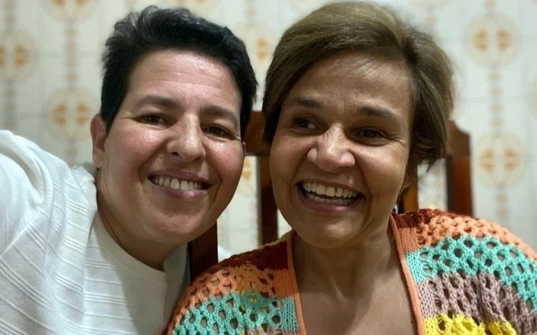 Claudia Rodrigues se declara para ex-empresária e a pede em casamento