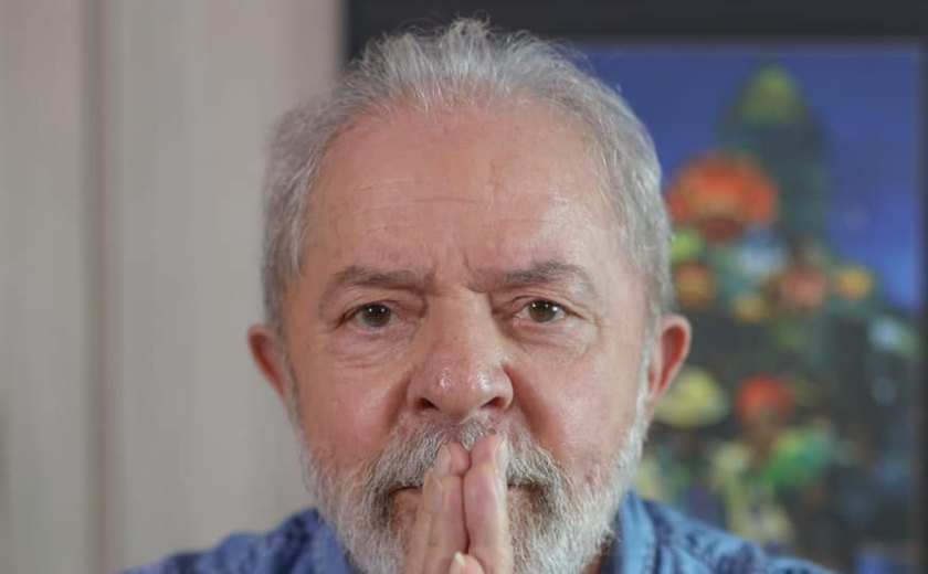 Ex-presidente Lula homenageia em carta tabeliã palmeirense e seu filho duas das 450 mil vítimas da covid-19