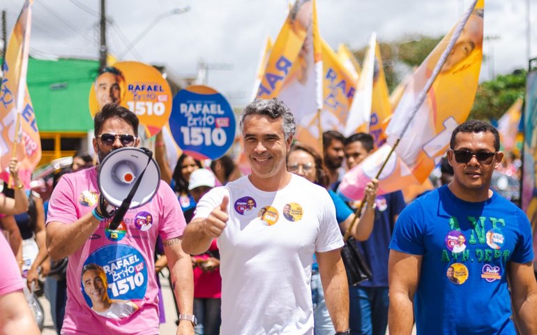 Rafael Brito reúne centenas de apoiadores em panfletaço em Viçosa