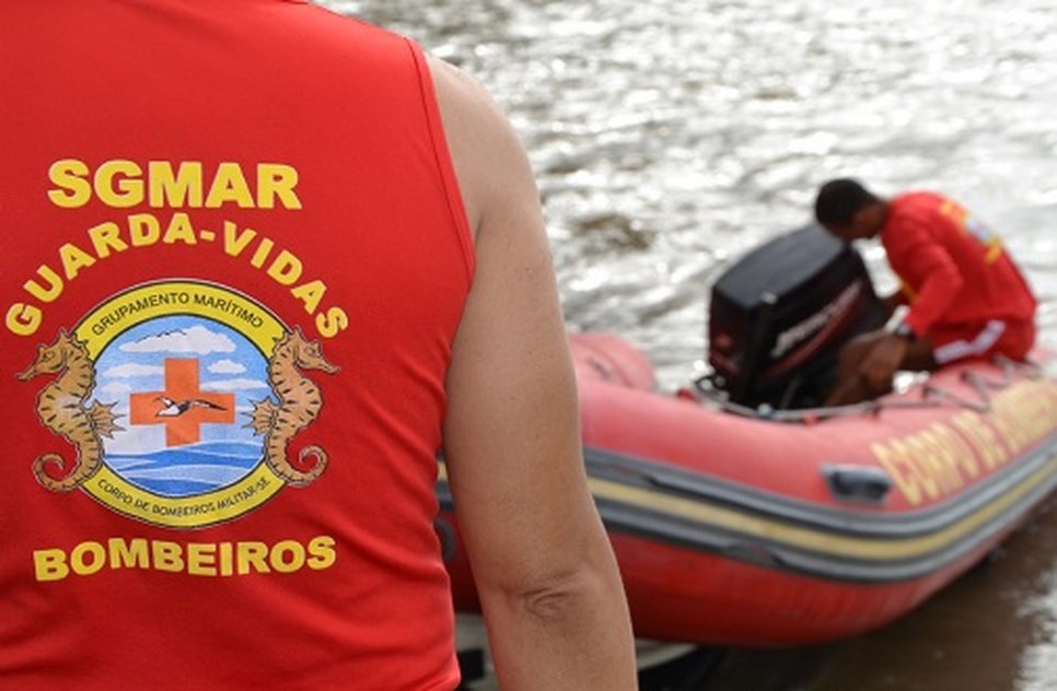 Bombeiros procuram adolescente desaparecido na Praia da Cinelândia em Aracaju