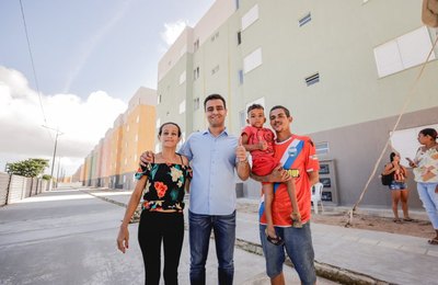 Prefeito JHC entrega chaves dos primeiros apartamentos do Parque da Lagoa