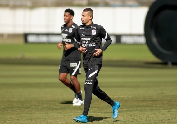 Vítor Pereira chega ao Brasil e exalta paixão da torcida do Corinthians