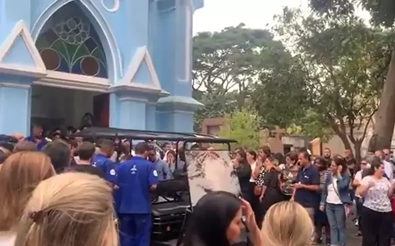 Enterro tem palmas para 'vovó Beth' e abraços em professora que derrubou aluno