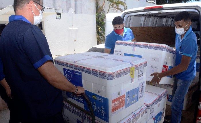 Novas remessas chegaram a Alagoas no final da manhã desta sexta-feira