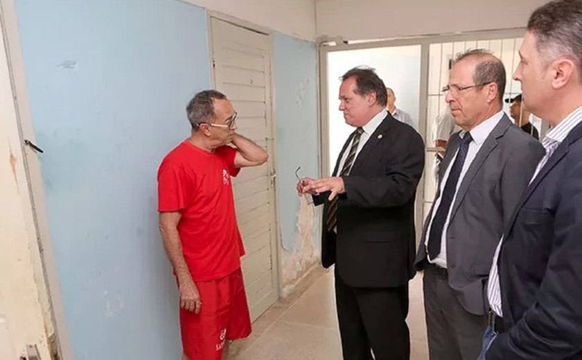 Condenado por abusar de filhas e enteada, ex-promotor deixa presídio e cumprirá pena em casa