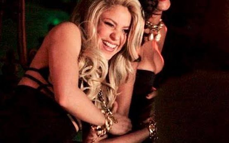 Shakira compartilha foto com Rihanna e deseja ‘as melhores vibrações’