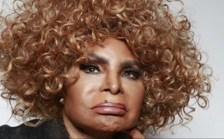 'No Tempo da Intolerância' traz a voz, o olhar e bandeiras de Elza