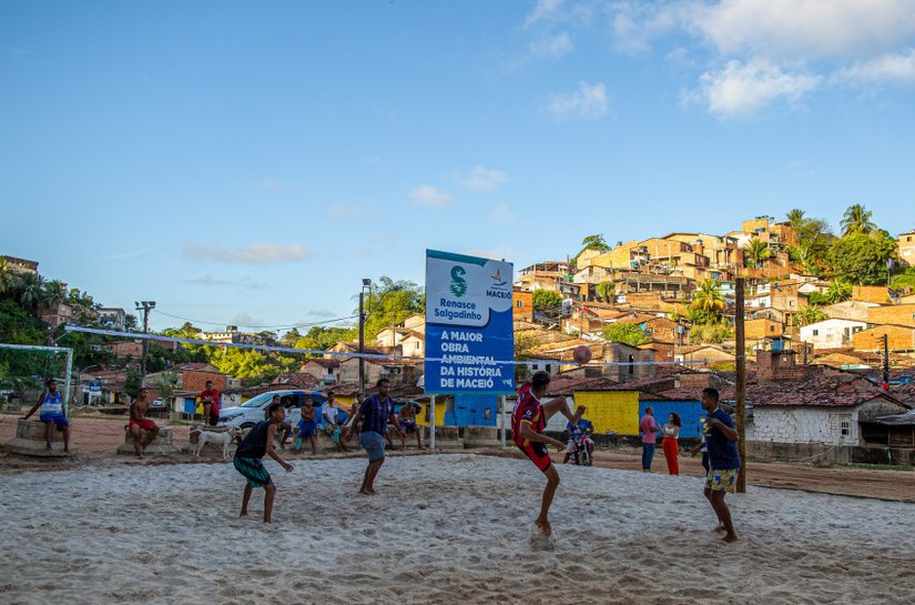 Prefeitura elimina depósito de lixo no Vale do Reginaldo e transforma espaço numa quadra de futevôlei