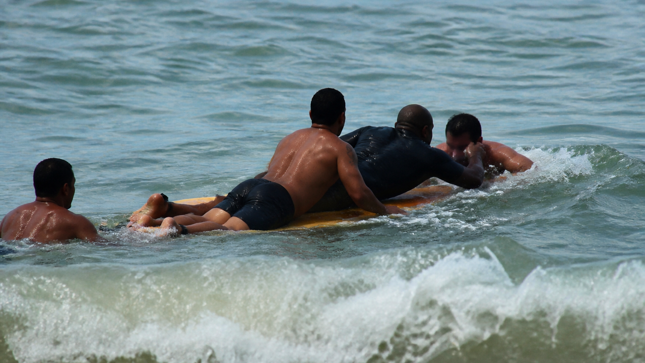 Surfistas salvam turista que não conseguia sair do mar da Barra; vídeo