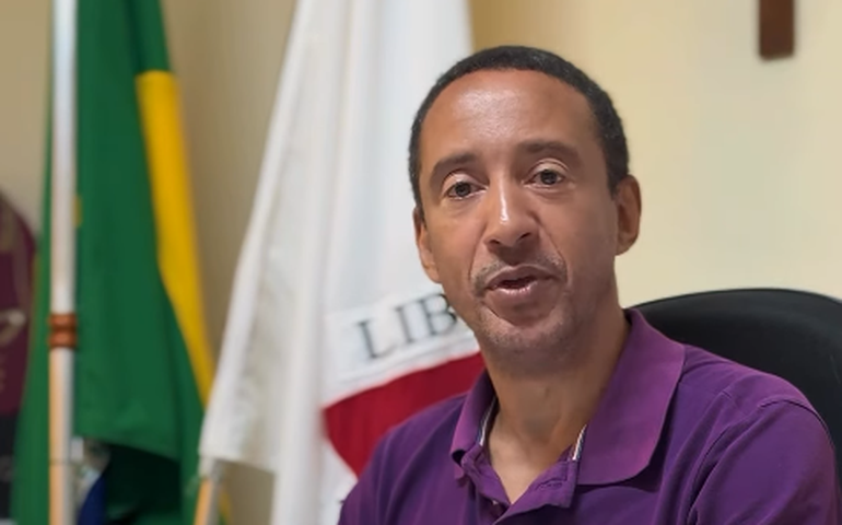 Prefeito vira alvo do MP por nepotismo após nomear o filho para três secretarias