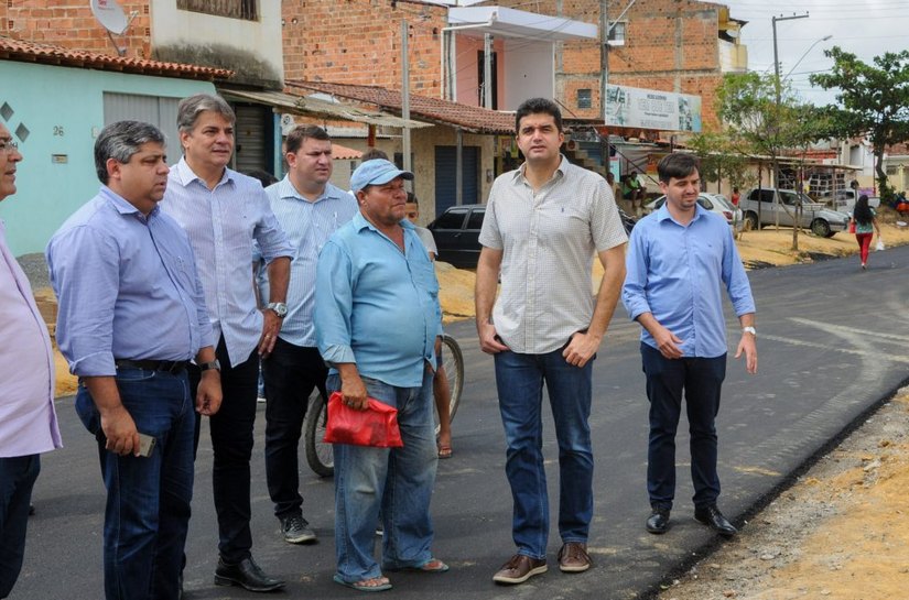 Prefeito Rui Palmeira vistoria obras de pavimentação no Ouro Preto