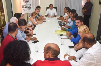Rui atende servidores e retira projetos de lei da Câmara 