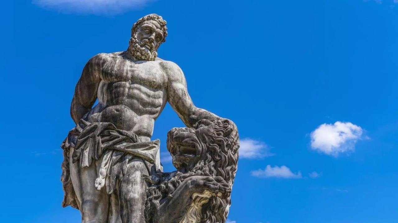 Estátua de 2,4 mil anos é encontrada sob pavimento romano na Turquia