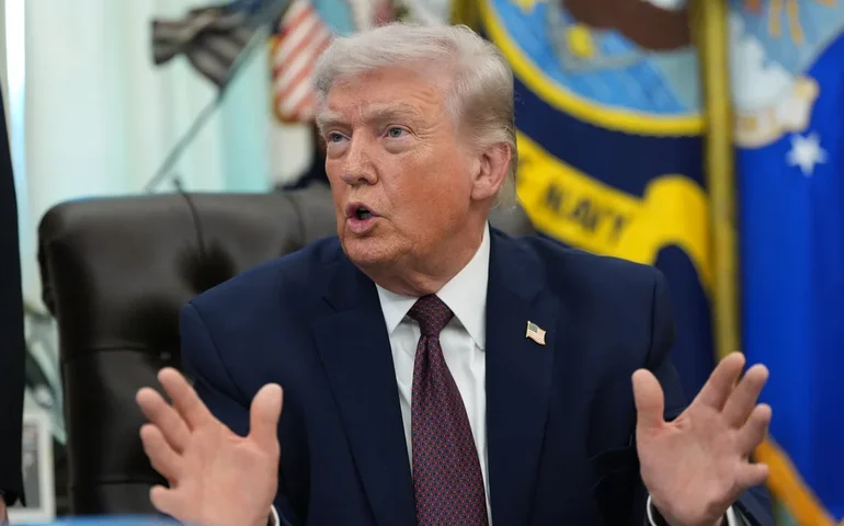 Trump condiciona acordo ao fim do programa nuclear iraniano e prevê queda do petróleo