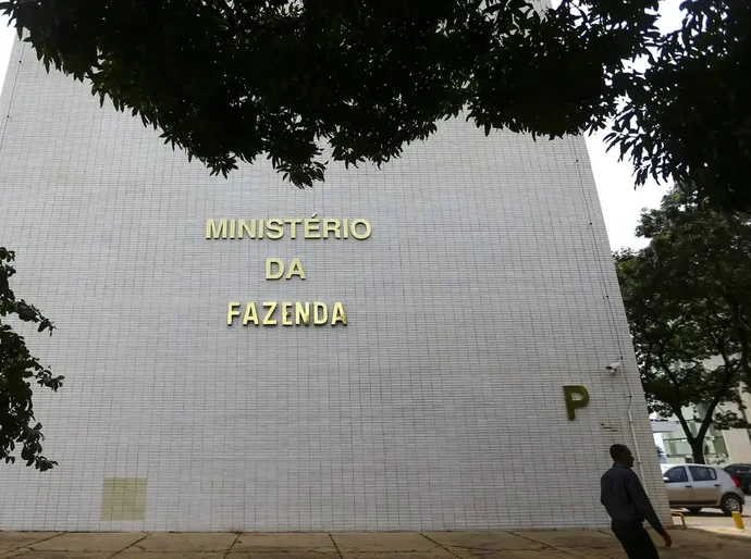 Projeção oficial de inflação sobe para 5,1%, com estouro da meta