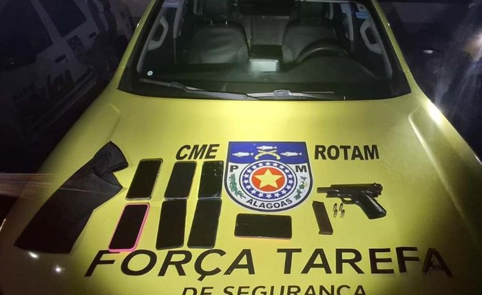 Com os suspeitos, a PM apreendeu uma pistola calibre 380, com carregador e seis munições intactas