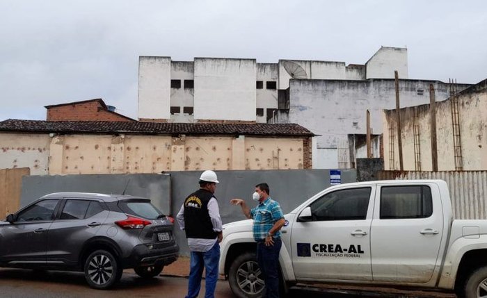 Equipe do Crea-AL durante fiscalização em obra Equipe do Crea-AL durante fiscalização em obra