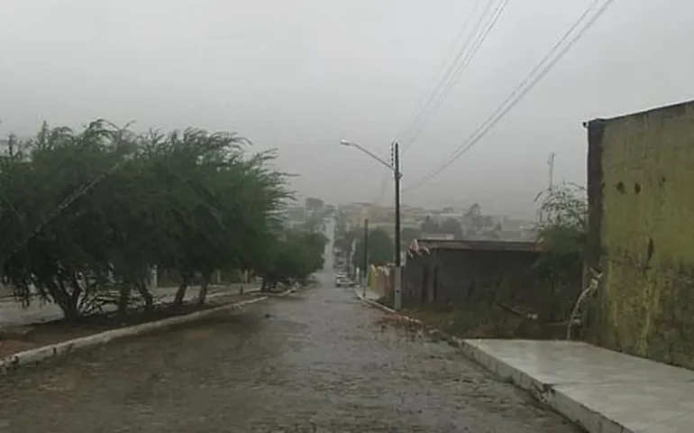 Inmet prevê chuvas muito fortes e ventos intensos