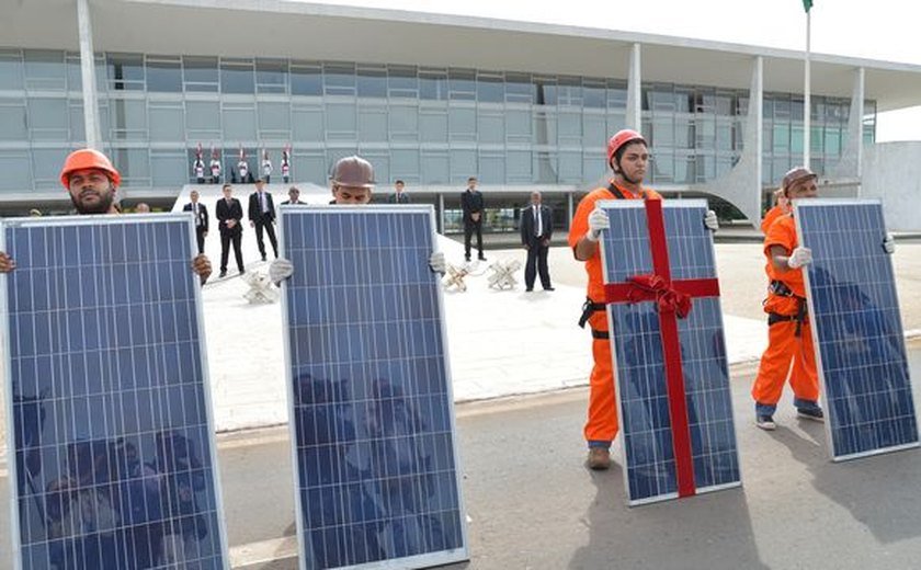 Greenpeace faz ato em frente ao Planalto em defesa do uso de energia solar