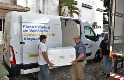 Idade simples: municípios receberam do Governo de AL 66.450 doses para vacinar contra a Covid-19