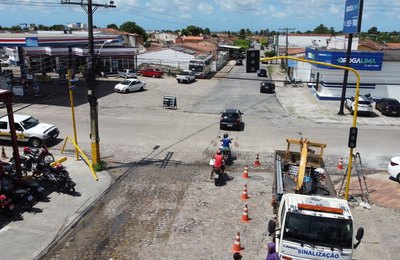 Semáforos e ruas com mão única melhoram trânsito na parte alta de Penedo