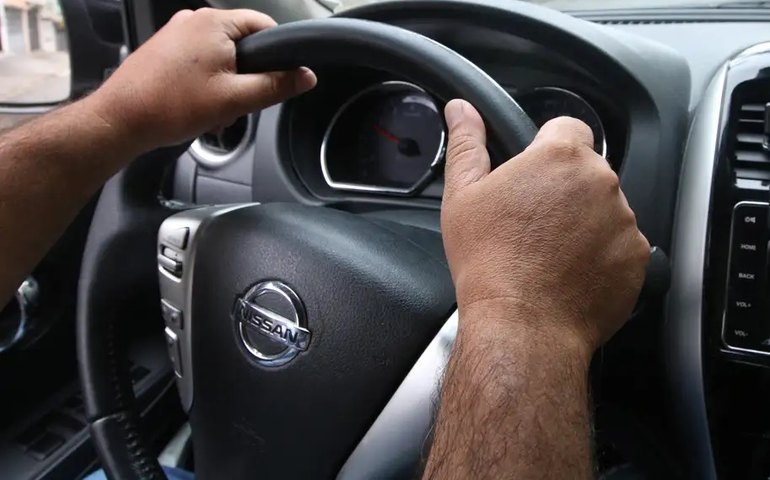 Adolescente pega carro da mãe e atropela grupo de jovens após briga no Rio