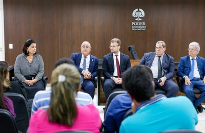 Presidente do TJAL visita Fórum de Joaquim Gomes e dialoga com servidores