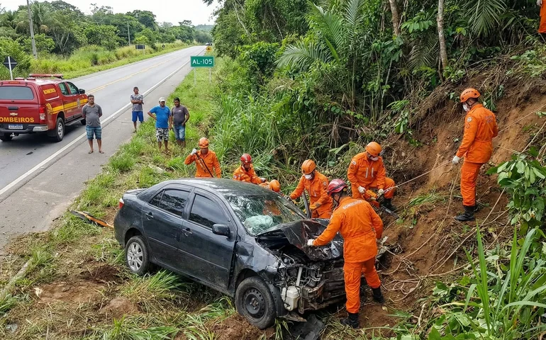 Homem morre após carro colidir com poste e cair em ribanceira na AL-105