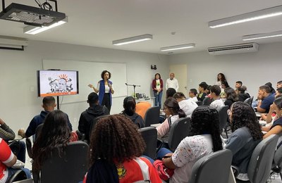 Biblioteca do Judiciário recebe alunos para celebração dos 130 anos de Jorge de Lima