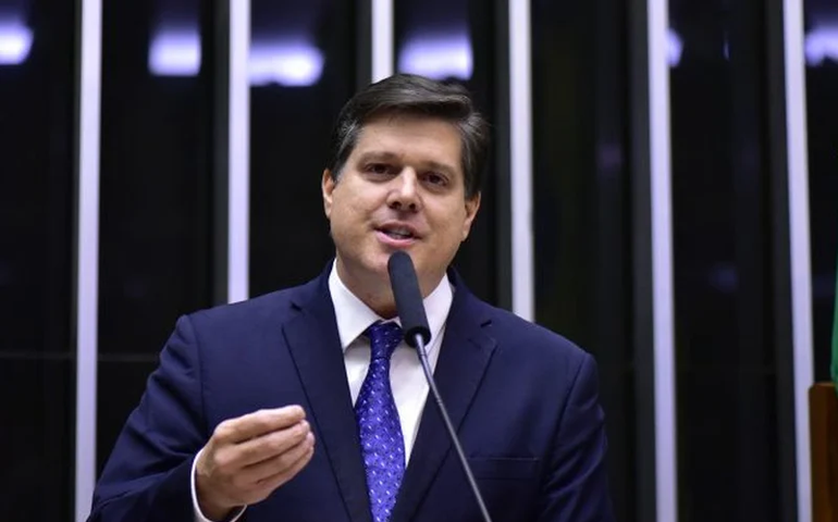 Baleia Rossi defende esclarecimentos sobre relação de Flávio Bolsonaro com banqueiro