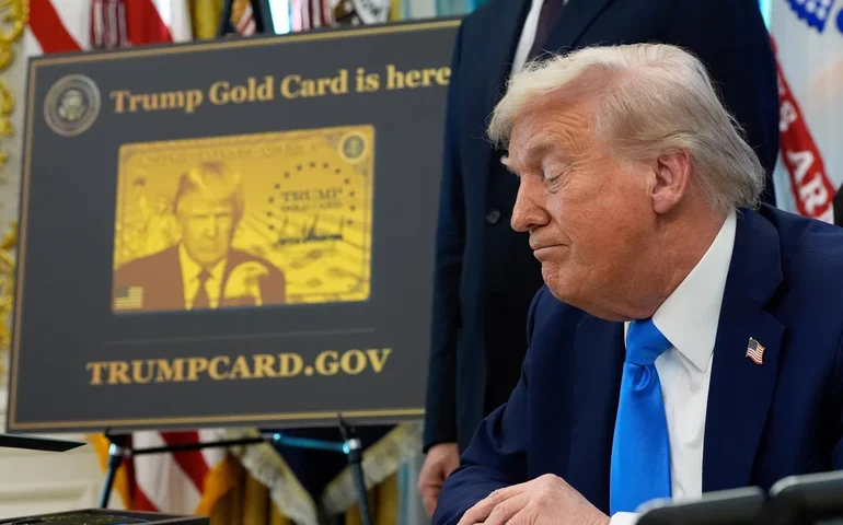 Trump não está esperando que as gerações futuras deem o seu nome às coisas. Isso está acontecendo agora.