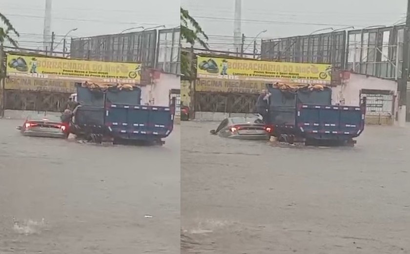 Homem é resgatado de carro submerso após rua alagada em Maceió