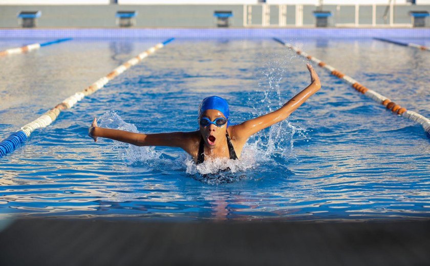 Estudante de escola municipal é campeã estadual de natação: 'Saí do medo da piscina para o pódio', diz Júlia Vitória