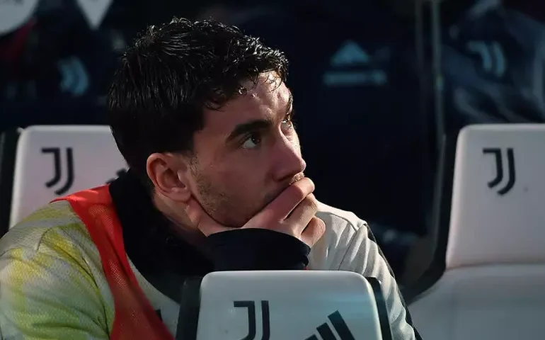 Vlahovic sofre grave lesão muscular e desfalcará Juventus