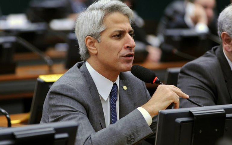 Líder do PSB quer derrubar norma da PF que dobrou limite de armas por pessoa