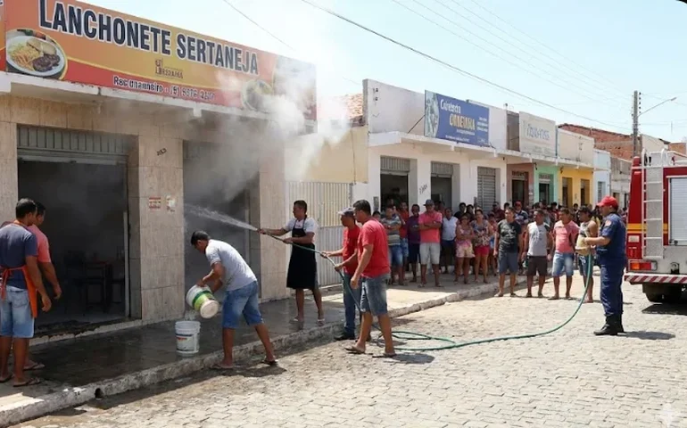 Susto no comércio: incêndio atinge lanchonete no centro de Delmiro Gouveia; moradores ajudaram no combate às chamas