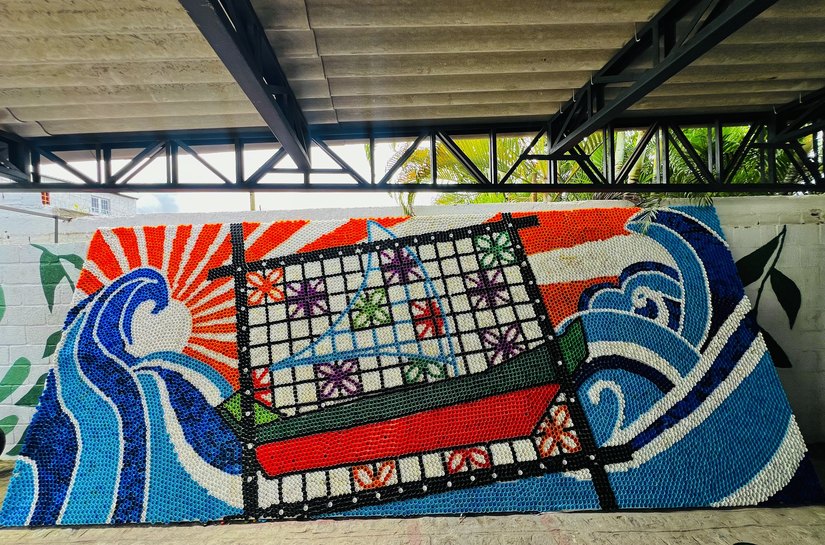 Alurb confecciona mural com mais de 30 mil tampinhas plásticas reutilizadas em Maceió