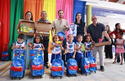 Alunos de mais seis instituições de ensino de Campo Alegre recebem fardamentos, mochilas e kits escolares