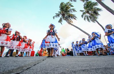Cortejo na orla marca abertura da 5ª edição do Giro dos Folguedos