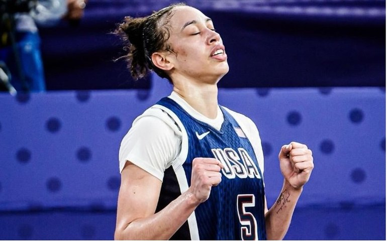 Estrela do basquete feminino processa WNBA e ex-clube por discriminação após engravidar