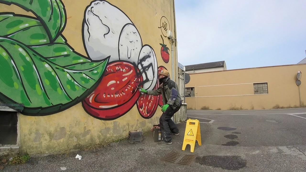 Artista italiano combate símbolos de ódio com arte de comida