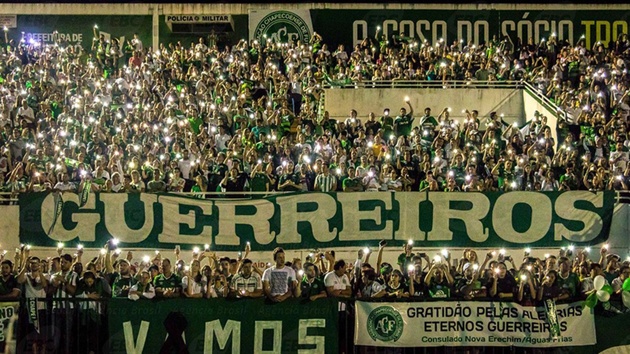 Homenagens a vítimas de acidente comovem atletas e população de Chapecó