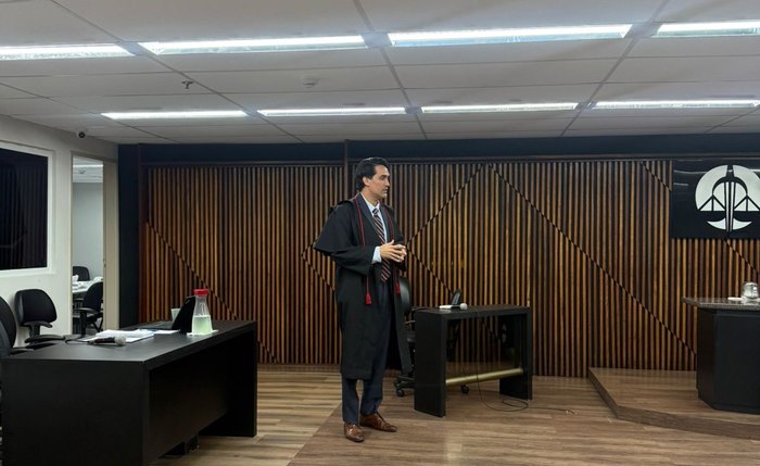 Representante do Ministério Público de Alagoas durante julgamento do réu por homicídio triplamente qualificado